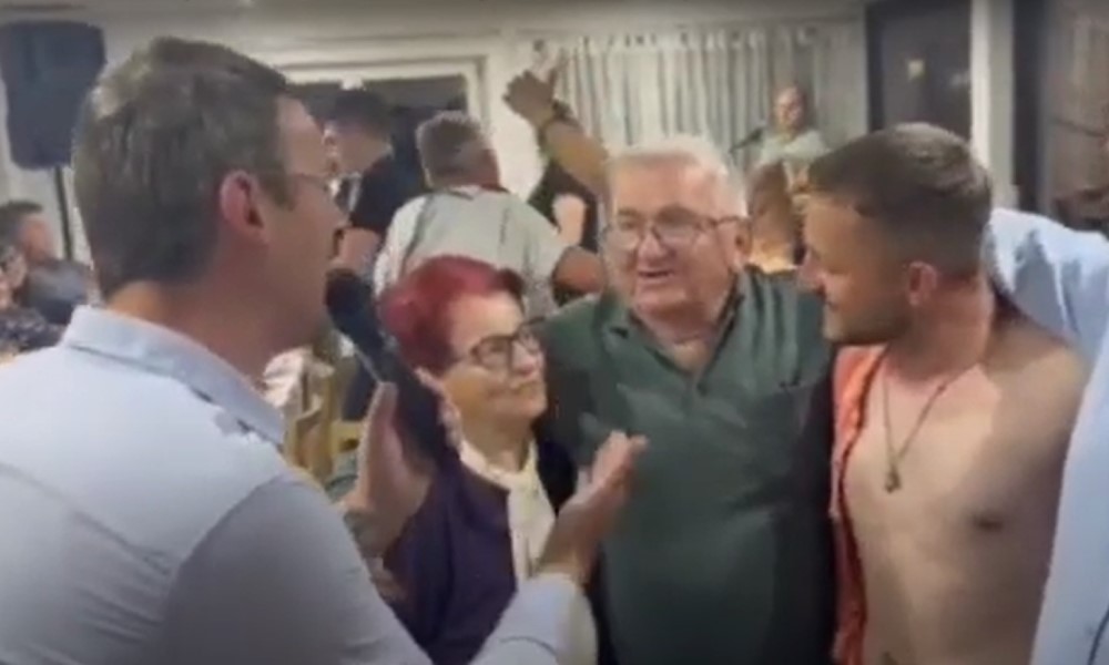 Ovako se slavi rođenje prinove: Predjed i prabaka iz Laktaša poljupcem zapečatili omiljenu pjesmu VIDEO