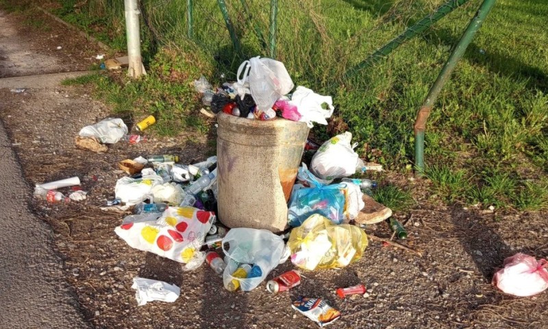 Ružna slika Banjaluke: Građani smeće nose u rukama