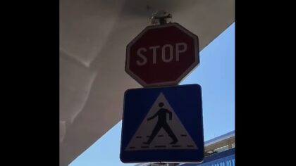 Čuvaj glavu! Znak stop u Banjaluci visi na jednom šarafu VIDEO