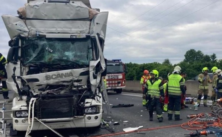 Vatrogasci jedva izvukli vozača: Težak sudar kamiondžija iz BiH i Srbije u Austriji