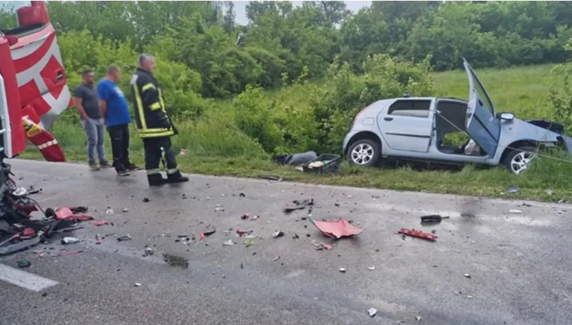Jedna osoba teško povrijeđena: Stravičan sudar automobila i kamiona