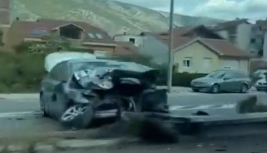 Težak sudar “BMW-a” i “mercedesa”: Povrijeđena jedna osoba VIDEO