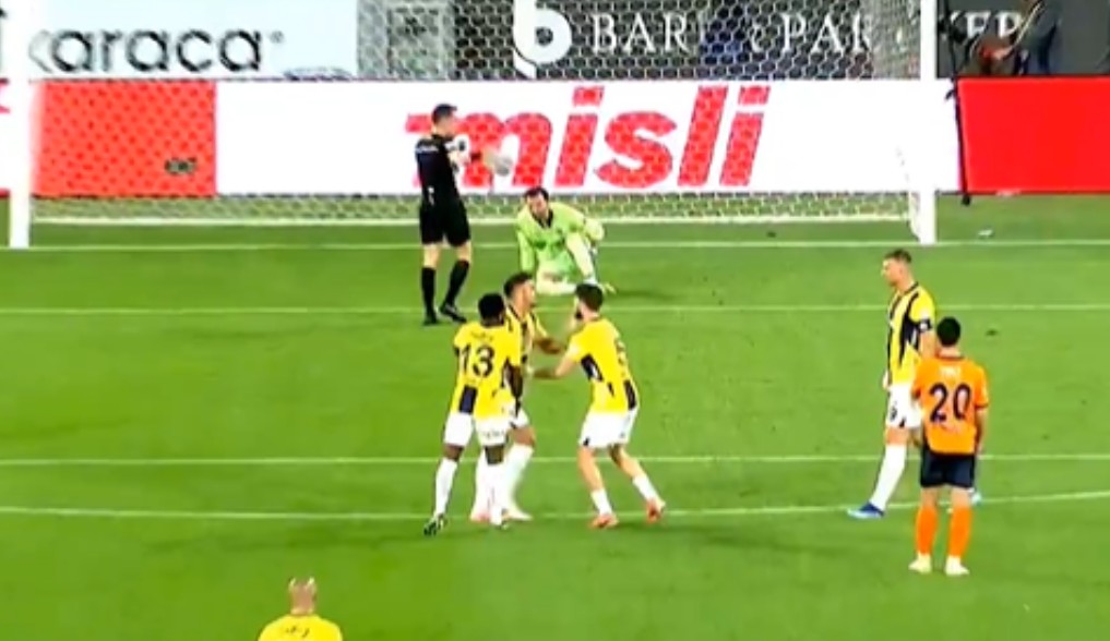 Haos u Feneru: Tadić nasrnuo na saigrača usred utakmice VIDEO