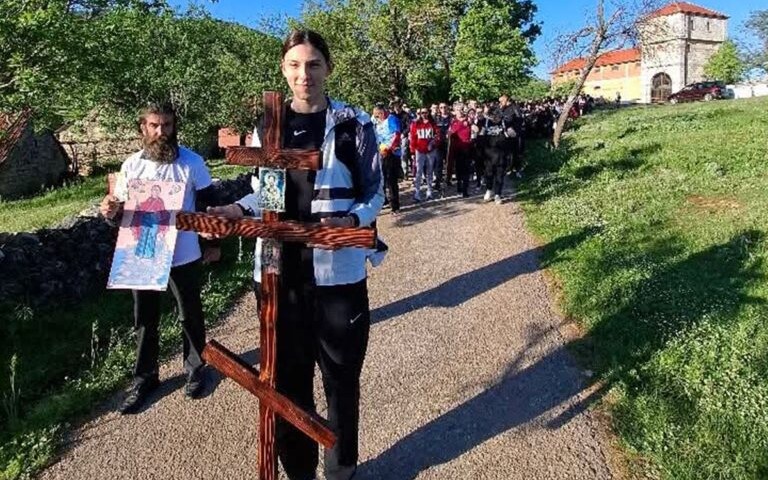 Tijana pokazala veličinu: Bilećanka išla na hodočašće do manastira Ostrog FOTO