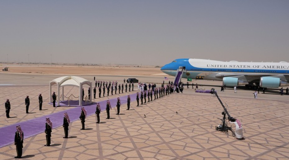 Prva zvanična turneja: Tramp sletio u Rijad u pratnji pet aviona VIDEO