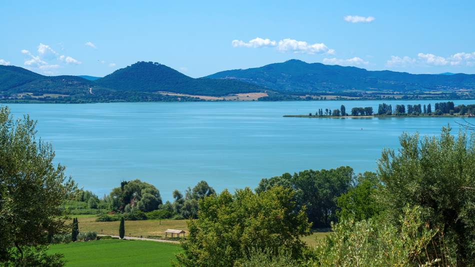 Tragedija na poznatom jezeru: Turista poginuo prilikom pada niz liticu