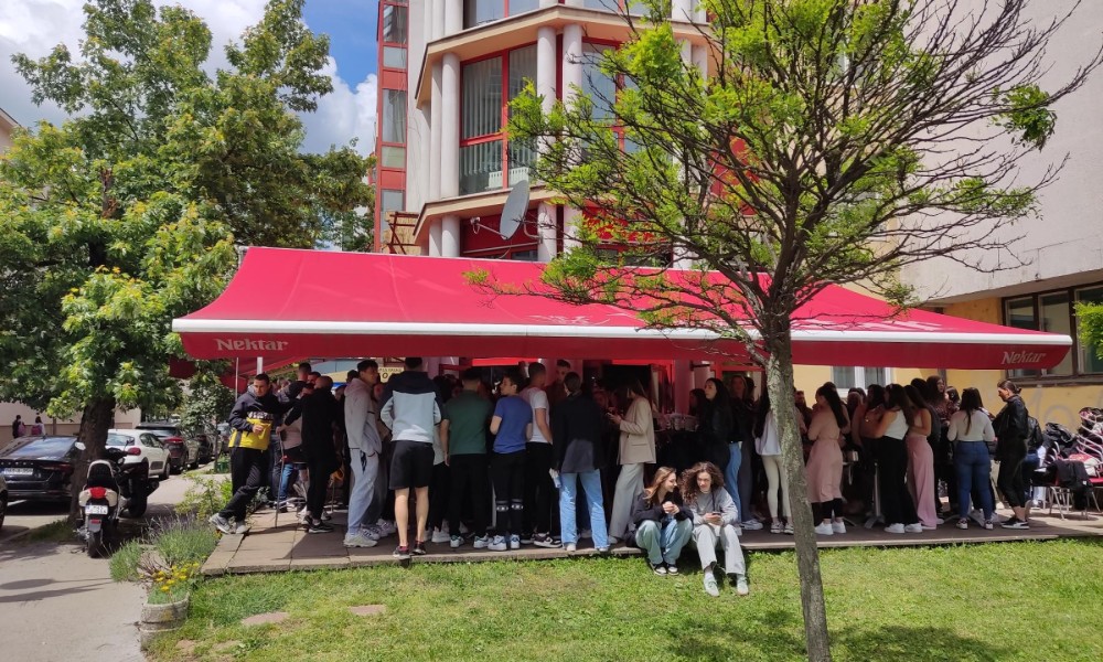 Posljednje zvono, pa pravac na žurku: Banjalučki maturanti proslavljaju zadnji dan u školi FOTO/VIDEO