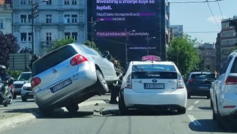 Automobil se “popeo” na taksi: “A kako to brate moj?” VIDEO