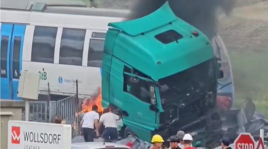 Sve u plamenu: Kamion hrvatskih tablica udario u voz VIDEO