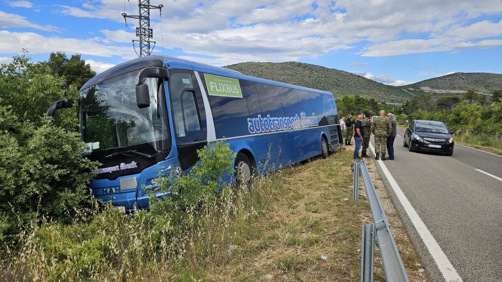 Vozač vješto izbjegao provaliju: Autobus pun hrvatskih vojnika sletio sa puta FOTO