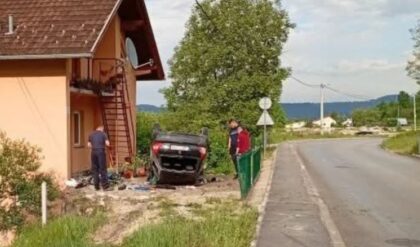 Nesreća u Banjaluci: Automobil izletio sa puta i završio na krovu!