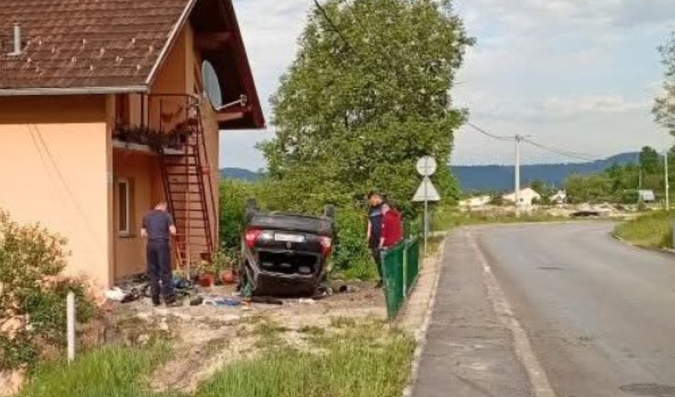 Nesreća u Banjaluci: Automobil izletio sa puta i završio na krovu!