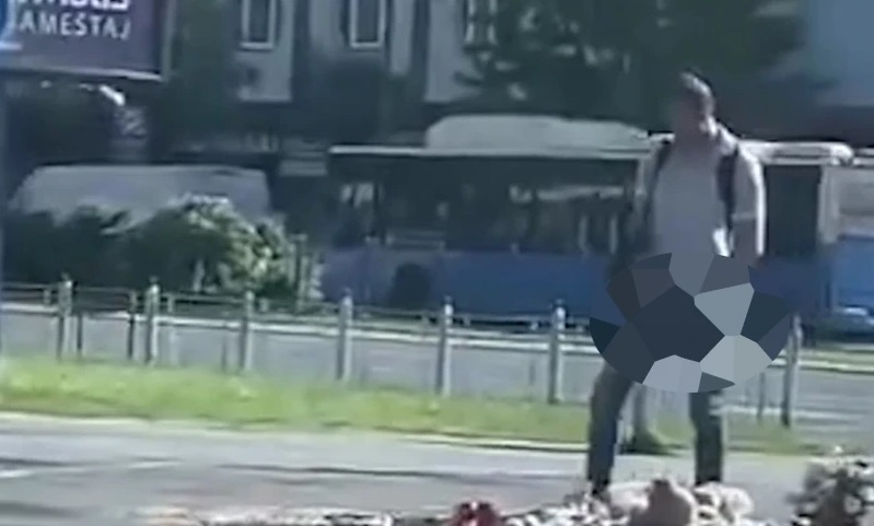 Vandalizam u Srbiji: Potraga za muškarcem koji je urinirao po cvijeću za nastradale u padu nadstrešnice VIDEO