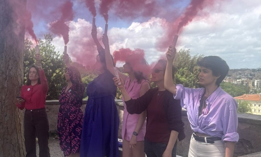 U toku konklava: Katoličke aktivistkinje pustile roze dim u Vatikanu