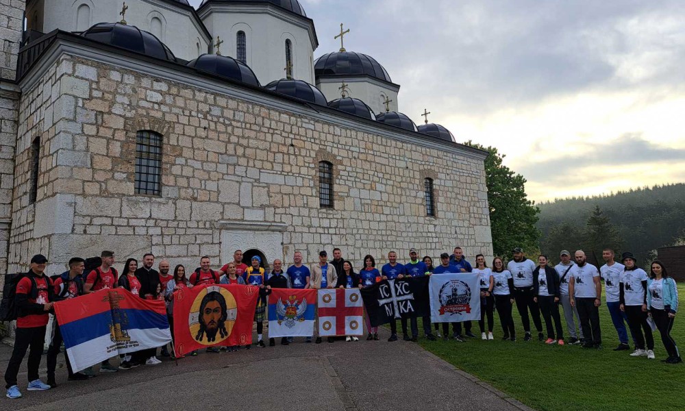Dobili blagoslov sveštenika: Vjernici sa Romanije krenuli pješke ka Ostrogu