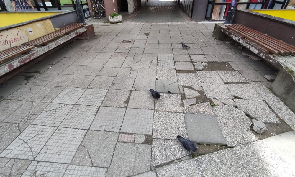 Ko može preskače, ko ne može – zaobilazi: Oštećene ploče ruglo banjalučkog „Zanatskog centra“ FOTO/VIDEO