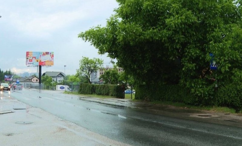 Znak za pješački u krošnji drveta: Đaci područne škole u Banjaluci muke muče sa prelaskom ulice VIDEO