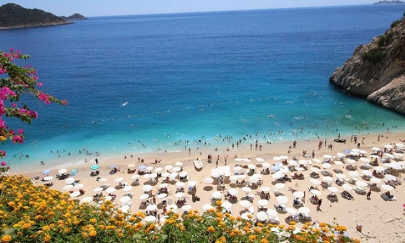 Doživjeli čari ljeta, ali i zime: U istom danu ljudi su plivali i grudvali se snijegom