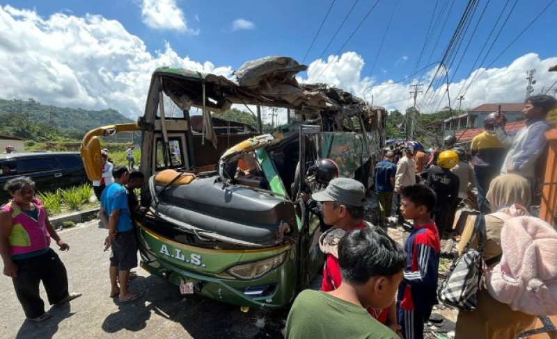 Poginulo najmanje 12 ljudi: Autobus izgubio kontrolu na nizbrdici i prevrnuo se