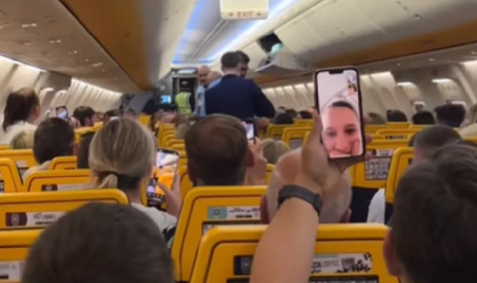 Incident u avionu: Žena prijetila bombom i maltretirala putnike VIDEO