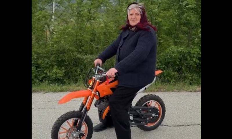 Snimak zaludio društvene mreže: Simpatična baka vozi motor u 88. godini VIDEO
