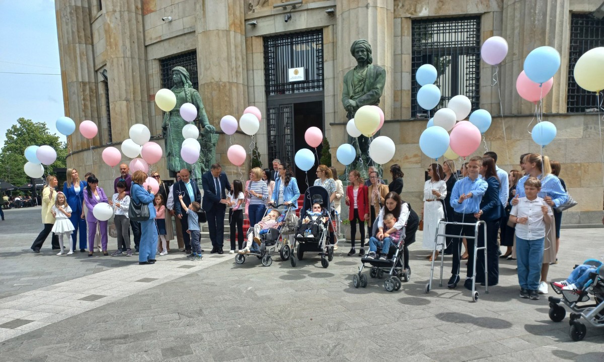Predsjednik Srpske sa mališanima: Baloni i želje za zdravijim danima FOTO