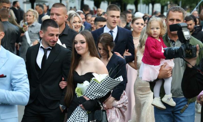 Maturanti ulaze u noć koju će zauvijek pamtiti: Banjaluka zasijala od mladosti i ljepote VIDEO