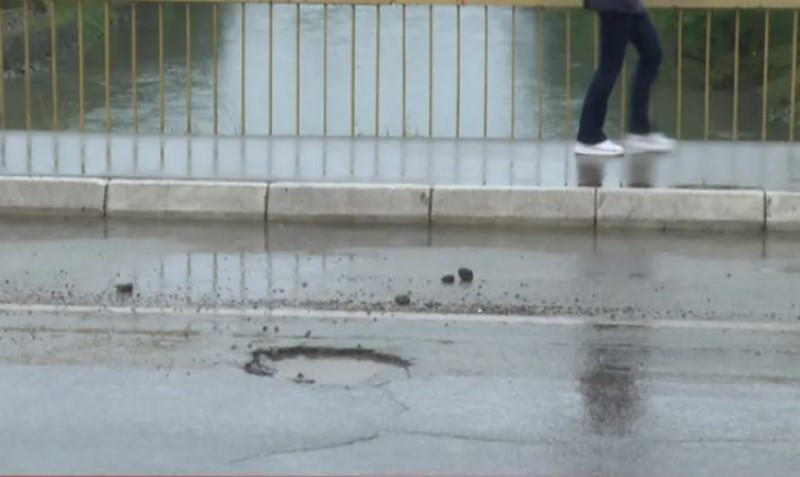 Automehaničari imaju pune ruke posla: Ulice u Banjaluci pune rupa, kiša pravi veći haos