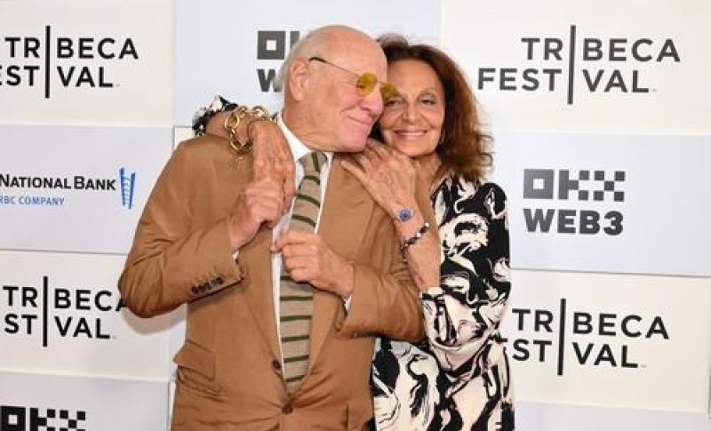 Neobična ljubavna priča! Milijarder priznao da je gej nakon 24 godine braka sa modnom dizajnerkom