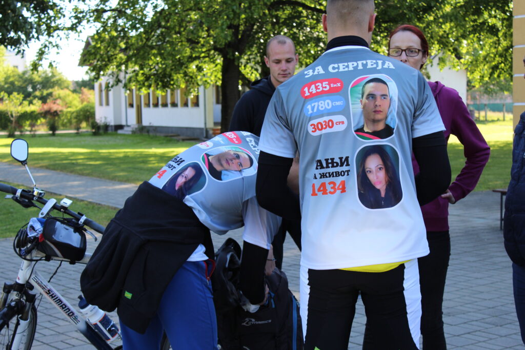 Od Laktaša do manastira Tumane na biciklima: Gavrilo i Sergej pomažu Sergeju i Tanji