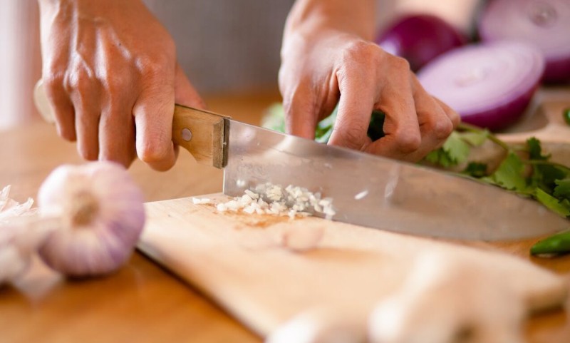 ​Da li ste znali: Način kako sjeckate bijeli luk mijenja njegov ukus