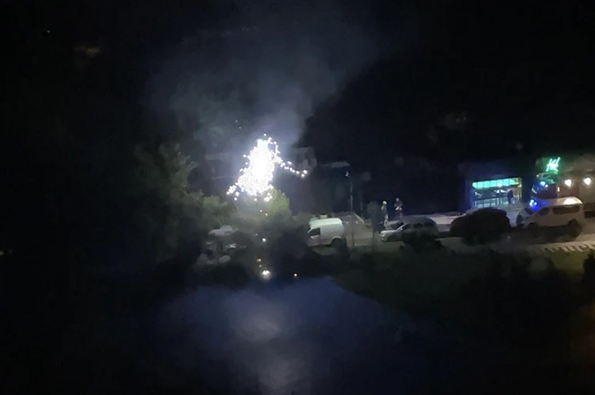 Požar u Banjaluci: Zapalila se bandera, intervenisali vatrogasci i električari VIDEO