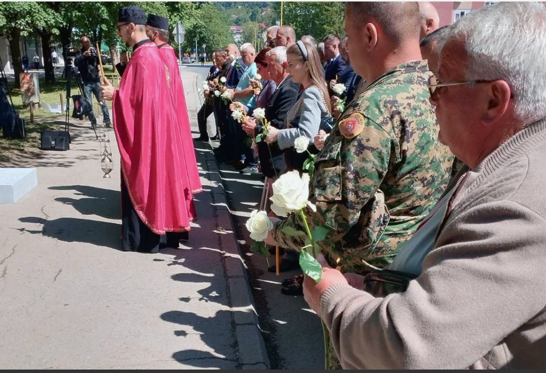 Godišnjica “Tuzlanske kolone”: Na mjestu ubistva 54 mladića – tamjan, ruže i voštanice