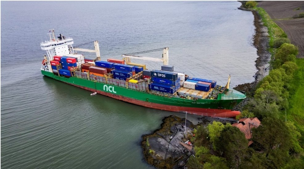 Čovjek se probudio i ugledao teretni brod u svom dvorištu FOTO