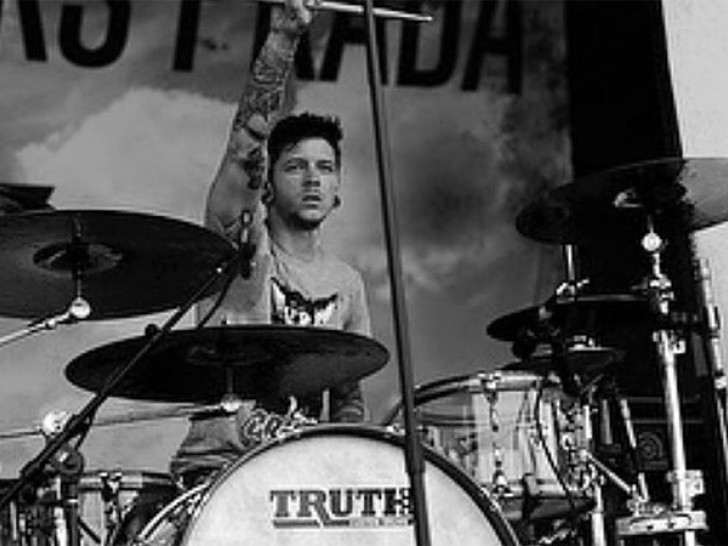 Poginuo poznati bubnjar: Stradao u avionskoj nesreći