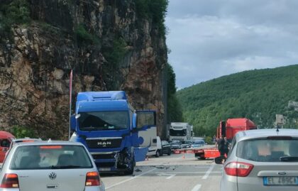 Vozači, oprez: Sudar dva kamiona u Crnoj rijeci, saobraćaj obustavljen