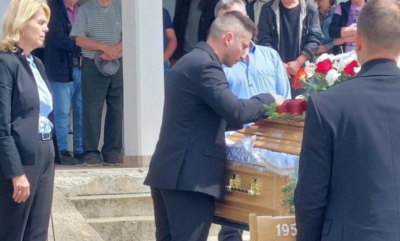 Na groblju samo sin: Nakon nasilja koje je trpjela, Jelena se javno oprostila od oca, a na sahranu nije došla