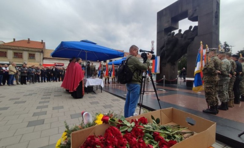 Dan VRS obilježen u Bijeljini: Vijenci i cvijeće na centralnom spomeniku poginulim borcima FOTO