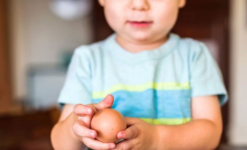 “Glupa šala”: Mlada majka kažnjena novčano jer je razbila jaje o čelo svoje kćerke