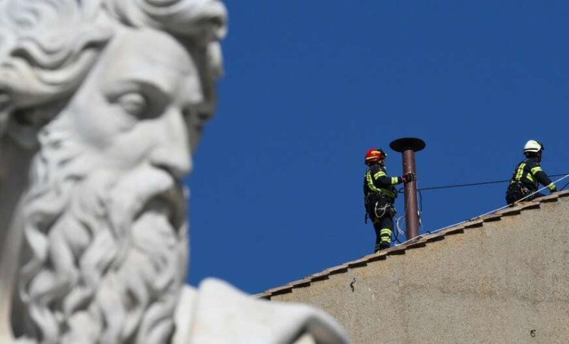 Vjernici čekaju da vide bijeli dim: Postavljen najpoznatiji dimnjak na svijetu