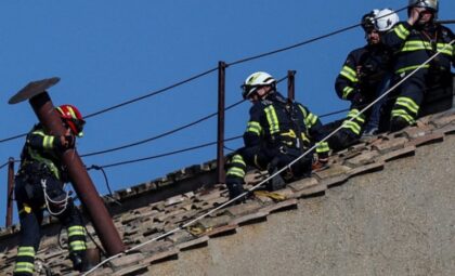 Pripreme za izbor novog pape: Počelo montiranje najpoznatijeg dimnjaka na svijetu VIDEO