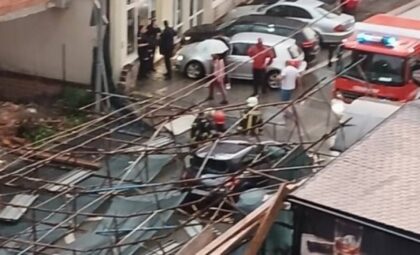 Drama u Doboju! Jak vjetar oborio skelu na automobil, vatrogasci izvukli putnike