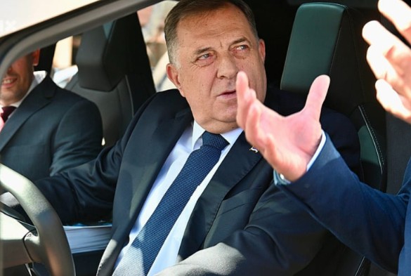 Dodik na Jahorini isprobao Teslin Cybertruck: “Uzećemo mi jedan, da promovišemo” FOTO