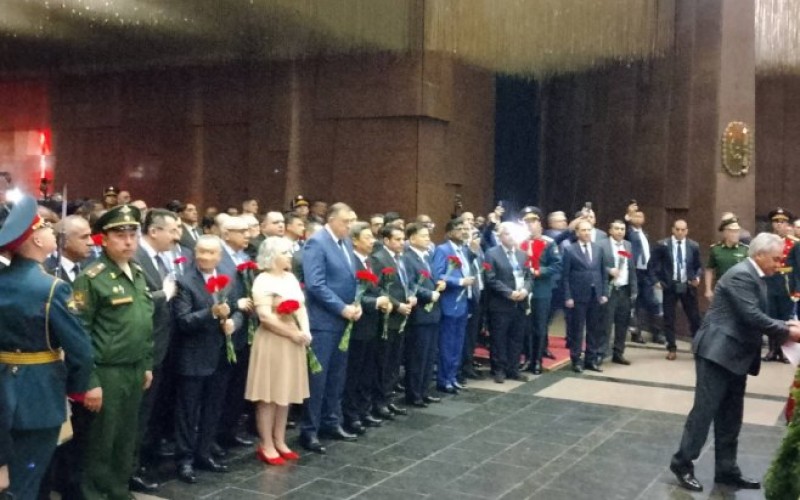 Dodik u Moskvi: Predsjednik Srpske položio cvijeće na spomen-obilježje Ožalošćenoj majci u Muzeju pobjede