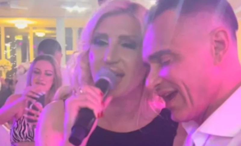 Dragan nakon raskida sa Jovanom u centru pažnje: Pogodili ga stihovi pa pjevačicu zagrlio pred svima