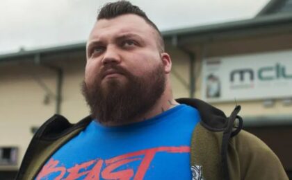 “Odje**te ili ću vas sve pobiti”! Najjači čovjek svijeta jurio porodicu s djecom i prijetio im VIDEO