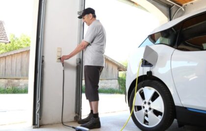 Izaziva i požar: Zašto punjenje električnog automobila na kućnoj utičnici može biti opasno