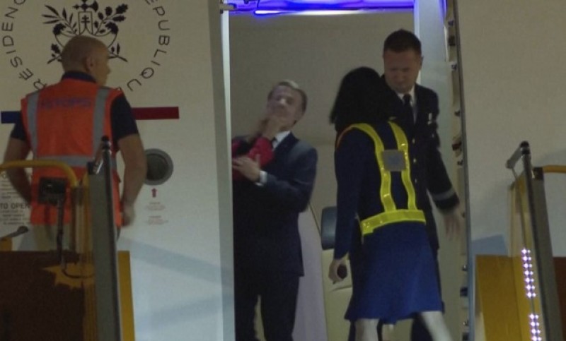 Makron se oglasio o snimku na kome ga je supruga ošamarila: “Ljudi smišljaju teorije”