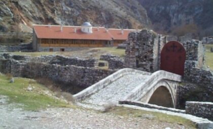 Bezdušnici na djelu: Krivična prijava protiv lažnog sveštenika zbog upada u srpski hram