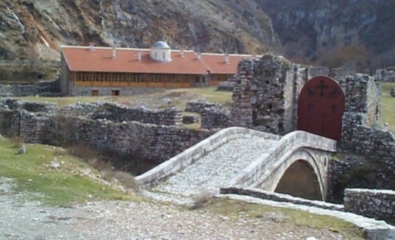 Bezdušnici na djelu: Krivična prijava protiv lažnog sveštenika zbog upada u srpski hram